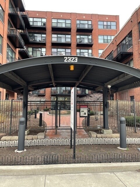 2323 W Pershing Rd in Chicago, IL - Building Photo