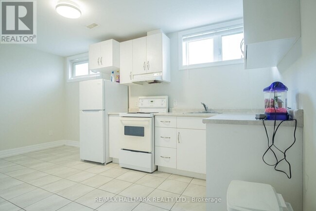 35 Roberta Dr in Toronto, ON - Building Photo - Building Photo