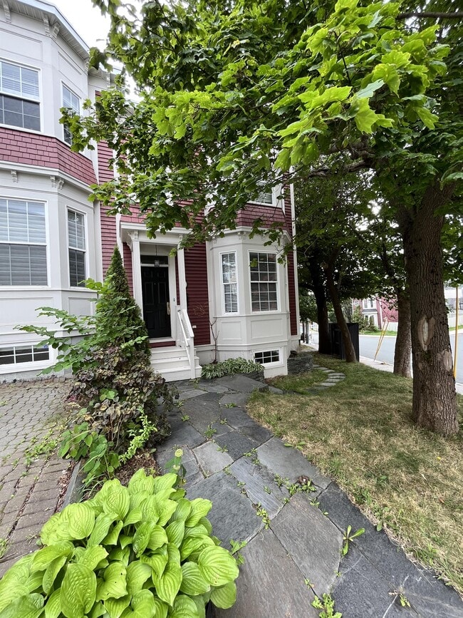 2 Howe Pl in St John's, NL - Building Photo - Building Photo