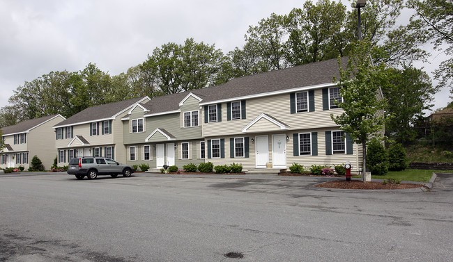 Robbins Nest Townhomes in Dracut, MA - Foto de edificio - Building Photo