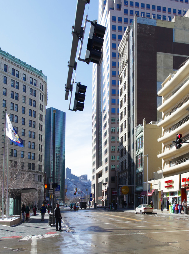 May Building Apartments in Pittsburgh, PA - Foto de edificio - Building Photo