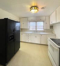 2006 Cone St in Hutchinson, KS - Building Photo - Building Photo