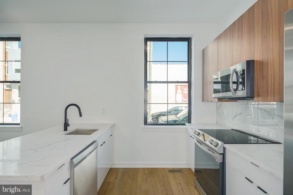 630 Moore St-Unit -UNIT 102 in Philadelphia, PA - Building Photo