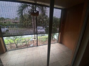 12648 Kenwood Ln in Ft. Myers, FL - Foto de edificio - Building Photo