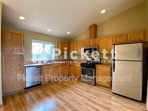 2945 Lowren Loop in Port Orchard, WA - Building Photo - Building Photo