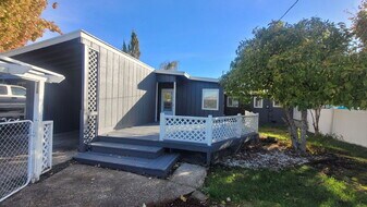 643 NE Channon Ave in Roseburg, OR - Building Photo