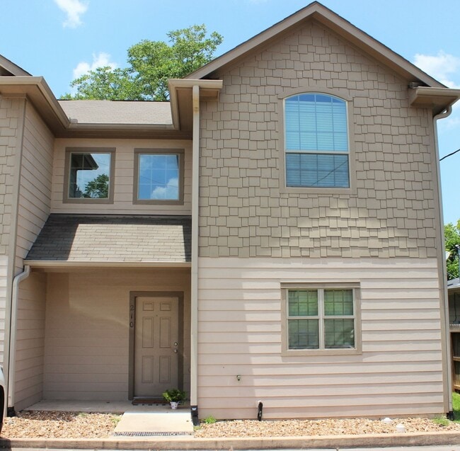 property at 214 S Tesch St