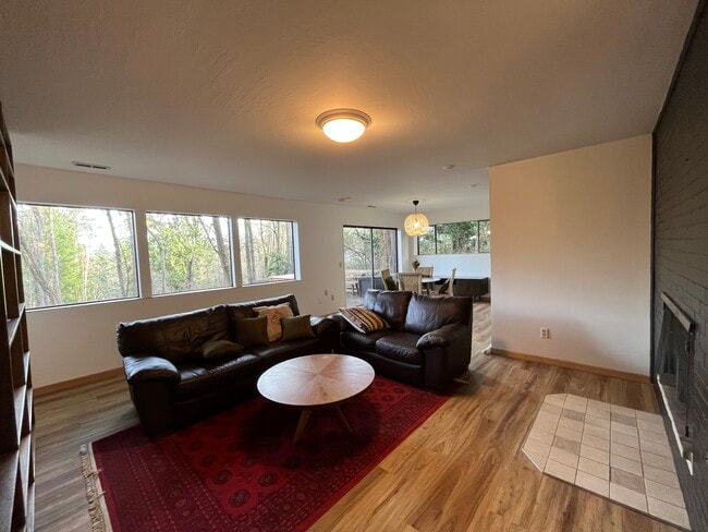 3950 96th Ave SE, Unit North Mercer Hideaway in Mercer Island, WA - Building Photo - Building Photo