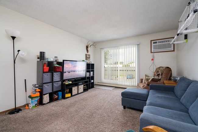 Seven Pines Apartments in Forest Lake, MN - Foto de edificio - Building Photo
