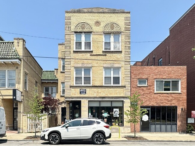 property at 2944 W Montrose Ave