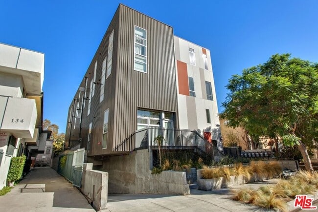 140 S Gramercy Pl-Unit -6 in Los Angeles, CA - Building Photo - Building Photo