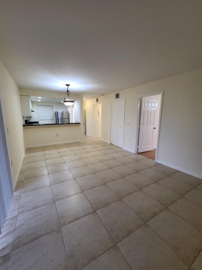 1547 Lake Crystal Dr in Royal Palm Beach, FL - Building Photo - Building Photo