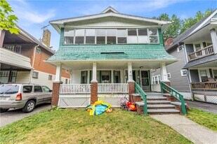 915 Helmsdale Rd in Cleveland Heights, OH - Building Photo