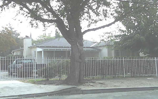 6924 Gentry Ave in North Hollywood, CA - Foto de edificio - Building Photo