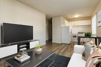 King's Court in Edmonton, AB - Building Photo - Building Photo