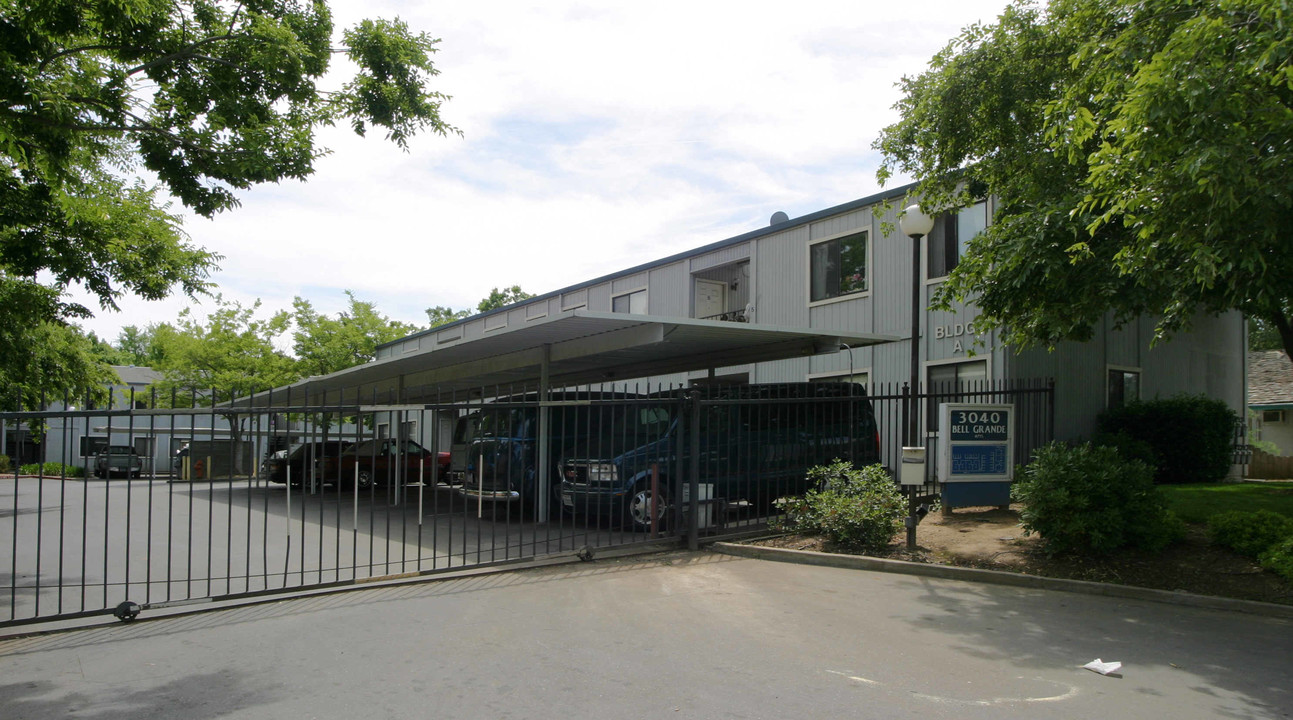 Bell Grande Apartments in Sacramento, CA - Building Photo