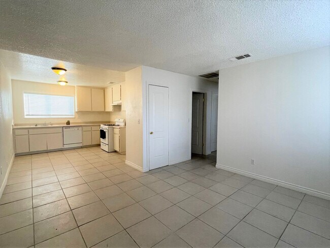 8724 CCB in California City, CA - Building Photo - Building Photo