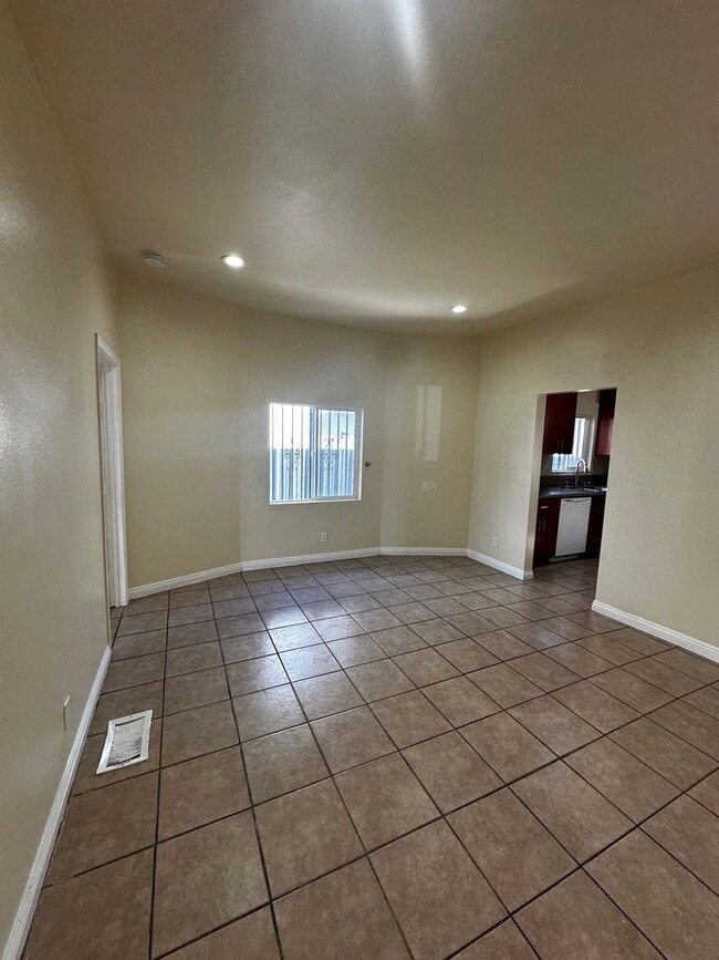 750 E 40th Pl in Los Angeles, CA - Building Photo - Building Photo