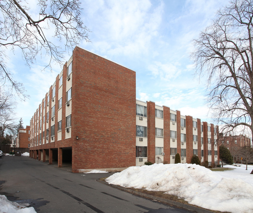 Five High in West Hartford, CT - Foto de edificio