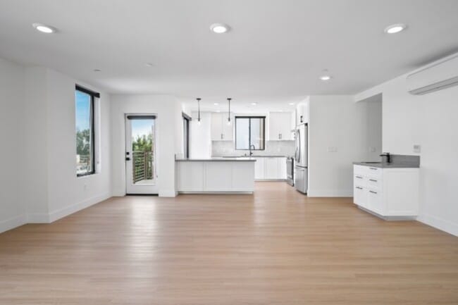 1261 Stoner Ave in Los Angeles, CA - Building Photo - Building Photo