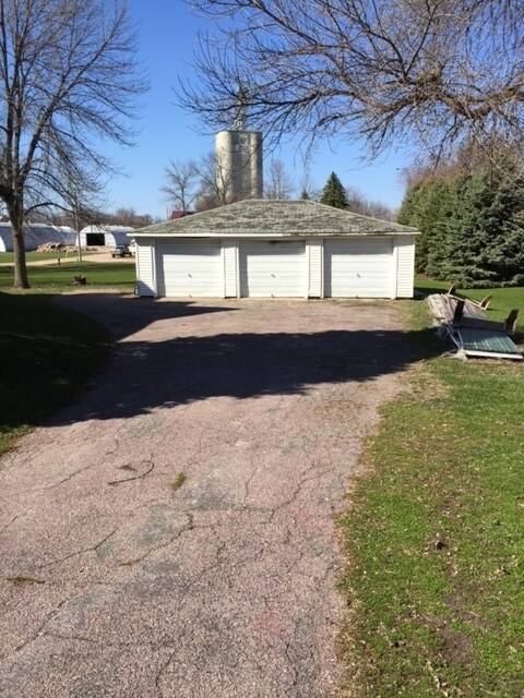 29 2nd St NE in Madelia, MN - Foto de edificio