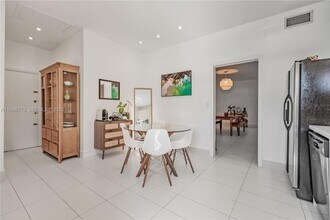 5001 Collins Ave in Miami, FL - Building Photo - Building Photo