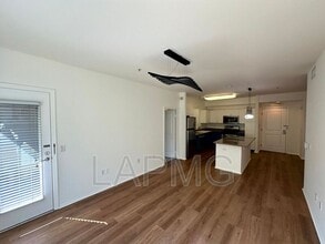 100 S Alameda St in Los Angeles, CA - Building Photo - Building Photo