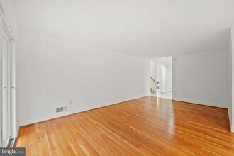 706 Carter Rd in Rockville, MD - Foto de edificio - Building Photo