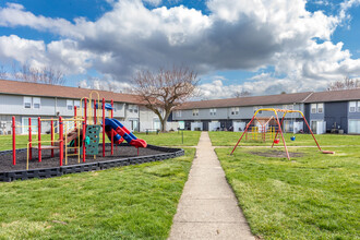 Kingswood Court Apartments and Townhomes in Newark, OH - Building Photo - Building Photo