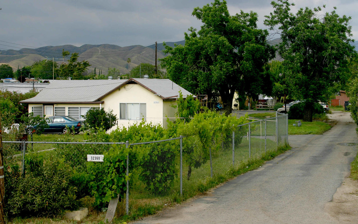 4 Apartment Units & Sfr in Yucaipa, CA - Foto de edificio