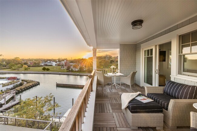 65 Old Boathouse Lane S in Hampton Bays, NY - Building Photo - Building Photo