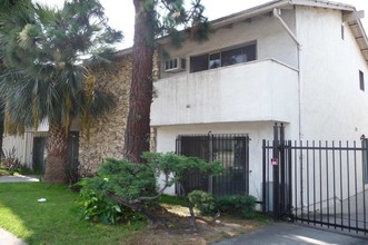 13520 Victory Blvd in Van Nuys, CA - Foto de edificio - Building Photo