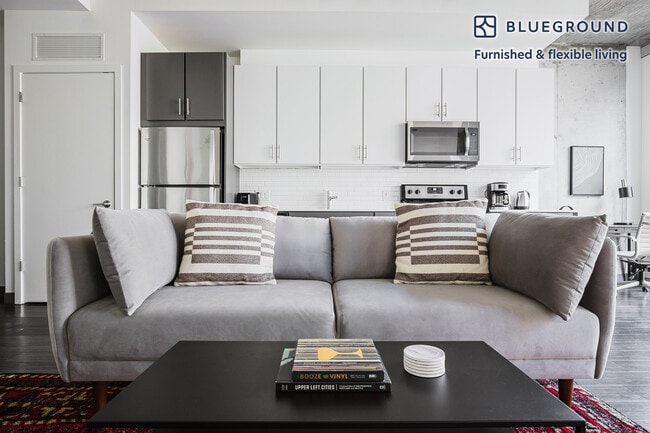 215 W Lake St in Chicago, IL - Building Photo - Building Photo