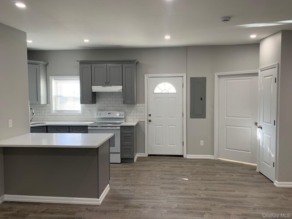 21 Collegeview Ave in Arlington, NY - Building Photo