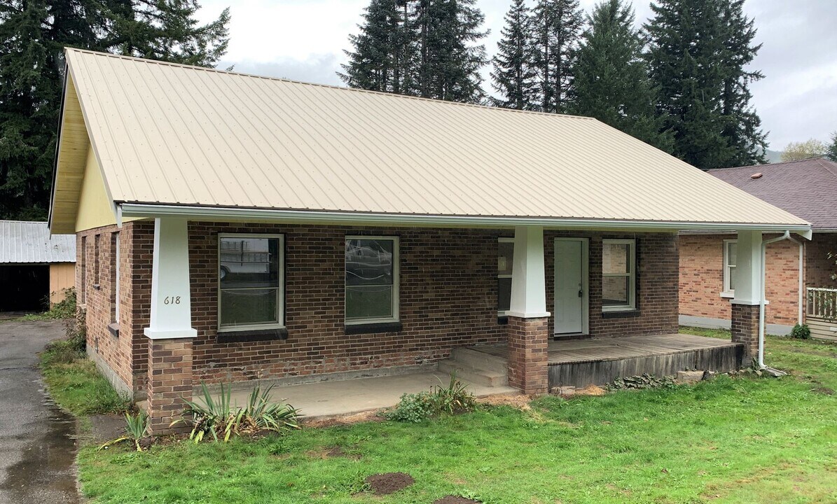 681 WA-7 in Morton, WA - Building Photo