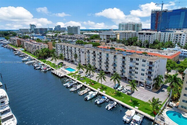 1731 SE 15th St in Fort Lauderdale, FL - Foto de edificio - Building Photo