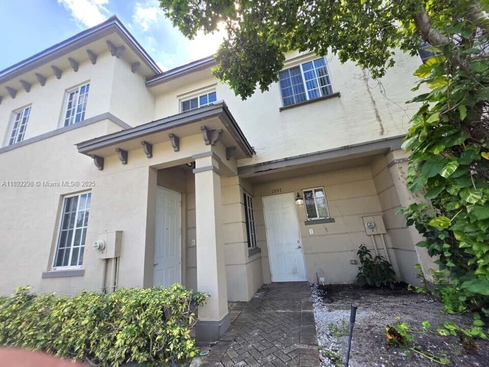 1997 Marsh Harbor Dr in Riviera Beach, FL - Foto de edificio