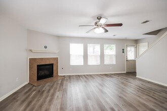 9858 Wing St in Conroe, TX - Foto de edificio - Building Photo