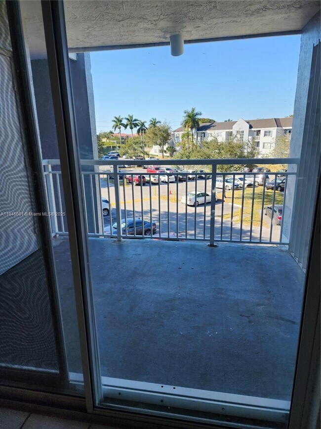 8640 SW 212th St in Cutler Bay, FL - Foto de edificio - Building Photo