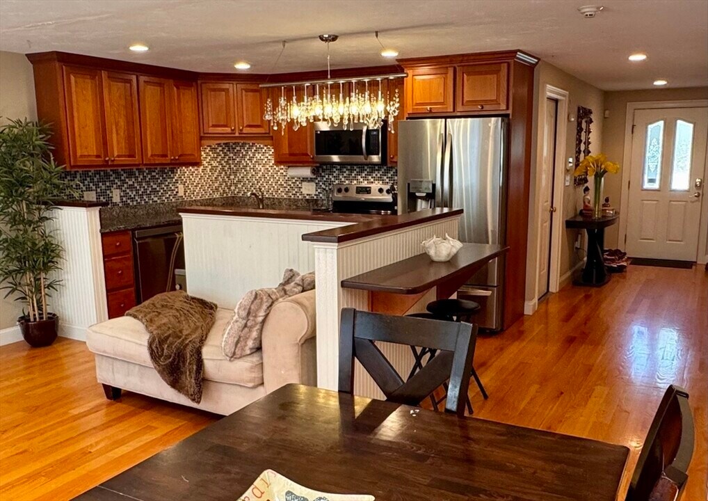 16 Garden Rd in Natick, MA - Building Photo