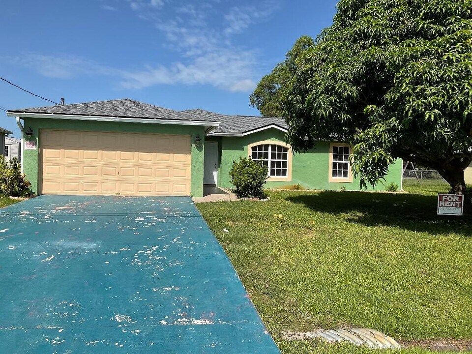 5252 NW Gamma St in Port St. Lucie, FL - Building Photo