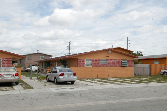 665 W 28th St in Hialeah, FL - Building Photo - Building Photo