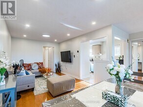 5321 Red Brush Dr in Mississauga, ON - Building Photo - Building Photo