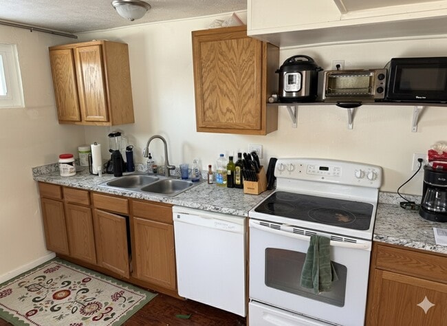 551 Lexington Ave, Unit Downstairs unit in East Lansing, MI - Building Photo - Building Photo