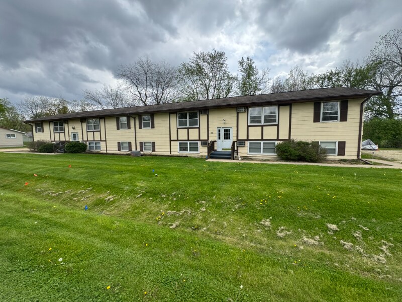 100 Timbercreek Dr in Amboy, IL - Building Photo