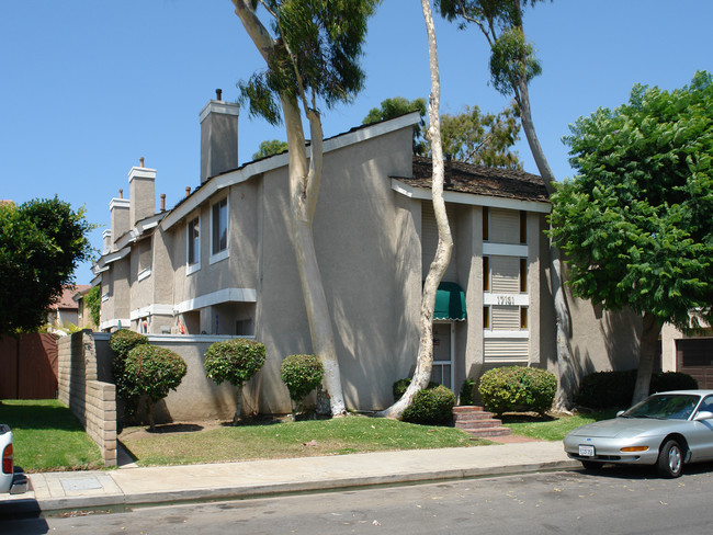 17131 Green St in Huntington Beach, CA - Foto de edificio - Building Photo