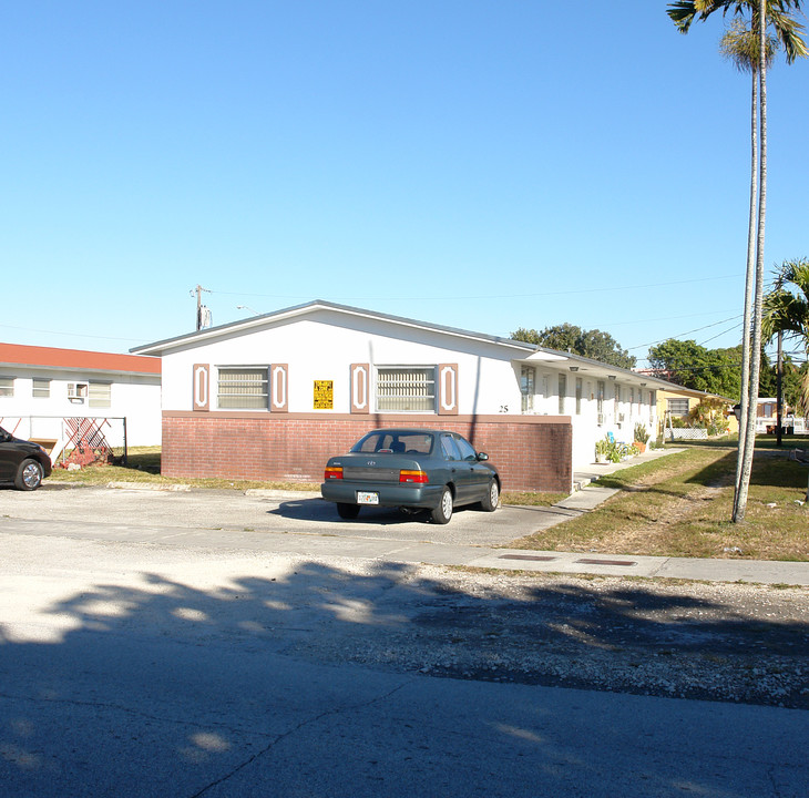 25-35 E 38th St in Hialeah, FL - Building Photo