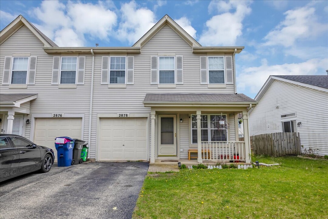2878 Cedar Glade Rd, Unit 5571-201 in Naperville, IL - Foto de edificio