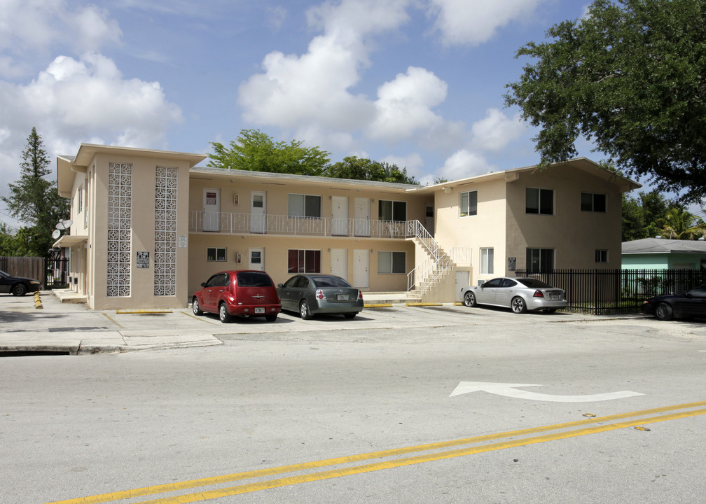 14305 NE 6th Ave in North Miami, FL - Foto de edificio