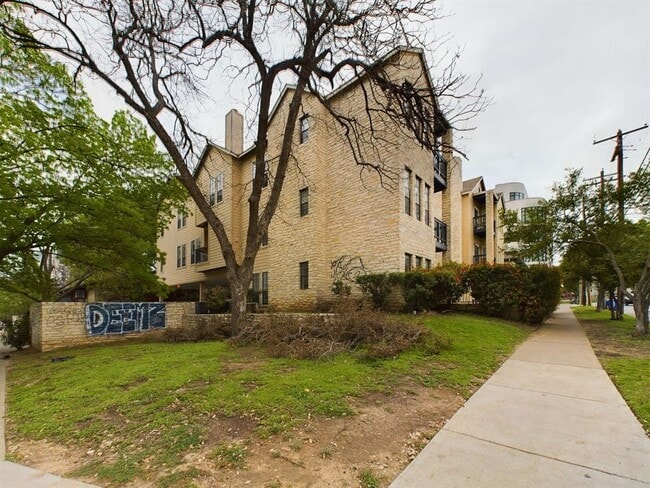property at 711 W 21st St